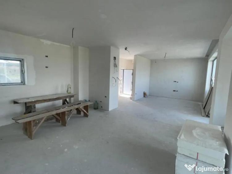 Casă cu 5 camere cu Teren 394 Mp în Agigea