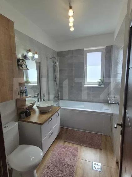 Apartament cu 3 camere decomandat, mobilat în Florești