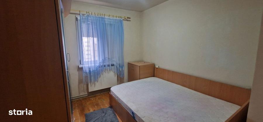 Apartament cu 3 camere semidecomandat, mobilat în Mihai Viteazul