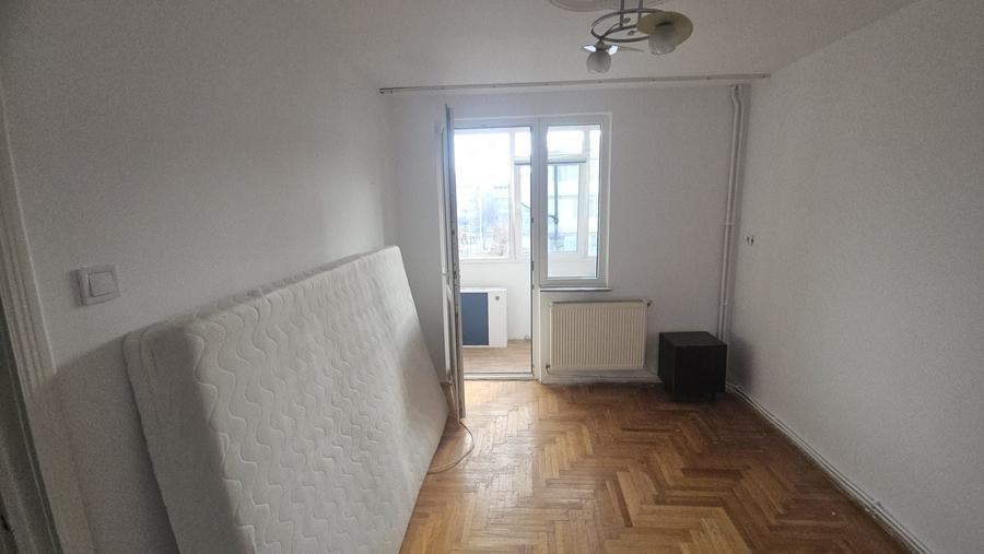 Apartament cu 3 camere decomandat în Calea Romanului