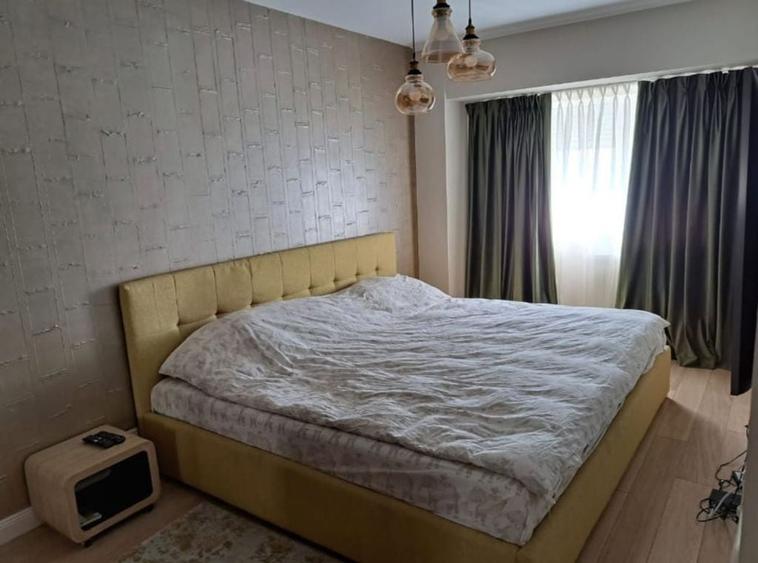 Apartament cu 4 camere semidecomandat în Calea Victoriei