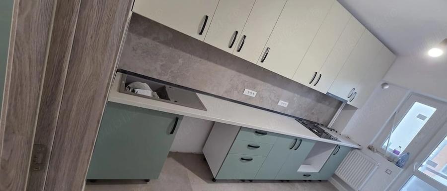 Apartament cu 3 camere semidecomandat în Văcăresti