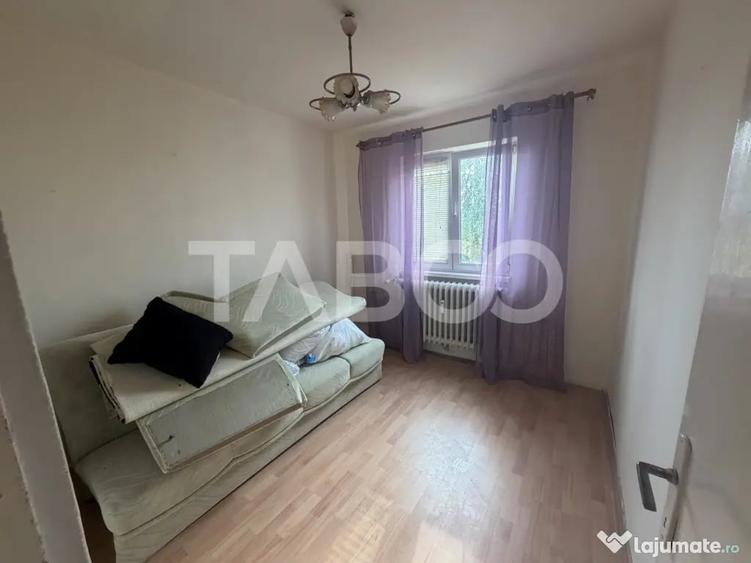 Apartament cu 3 camere semidecomandat în Central
