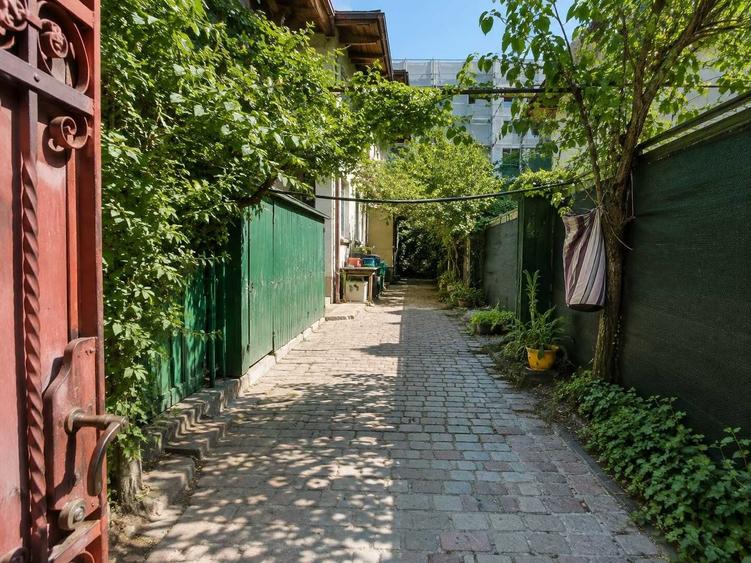 Apartament cu 3 camere semidecomandat în Parcul Carol