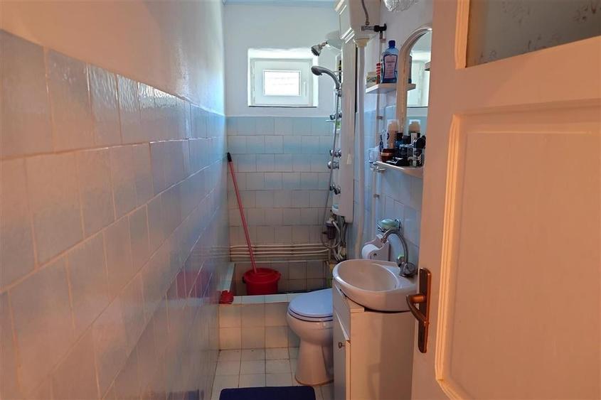 Gospodarie cu teren generos si constructii solide intr-o zona linistita - 11