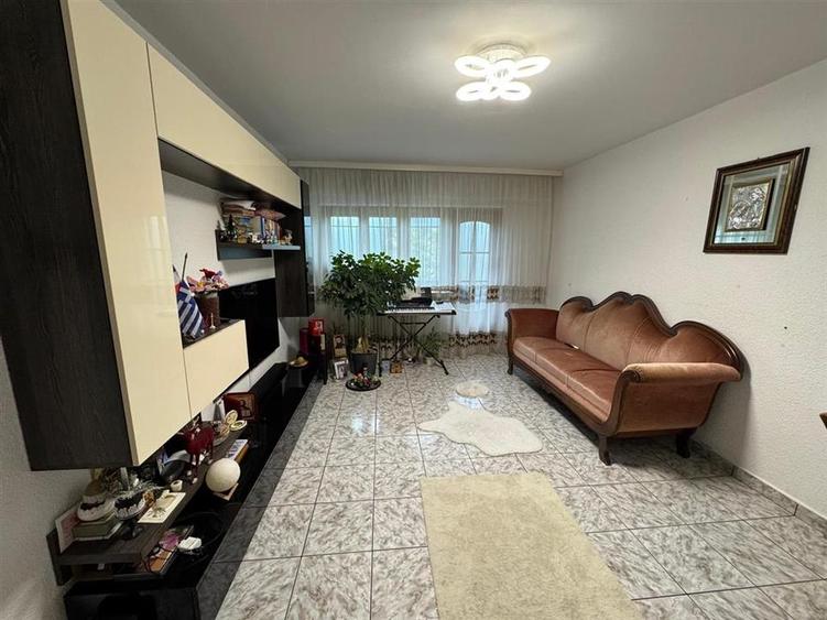 3 camere, etaj 3 cu acoperis, 2 balcoane , 2 bai, zona centrala - 3