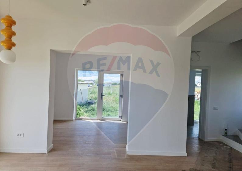 Casa / Vila - 132,5 mp , teren - 264 mp / zona Carcea - 25