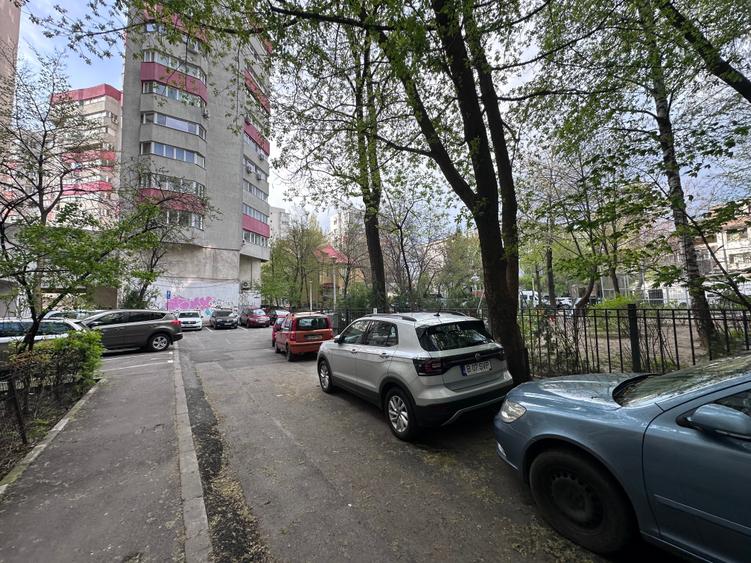 În blocul cu Mega Mare de pe Mihalache - 1