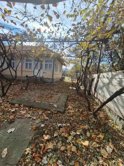 Casa batraneasca de vanzare Comane?ti, cartier Straja la 5 minute de ora? - 8