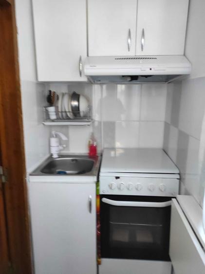 Garsoniera / Camera moderna cu baie, bucatarie si acces la curte Toate utilitatile incluse! - 5