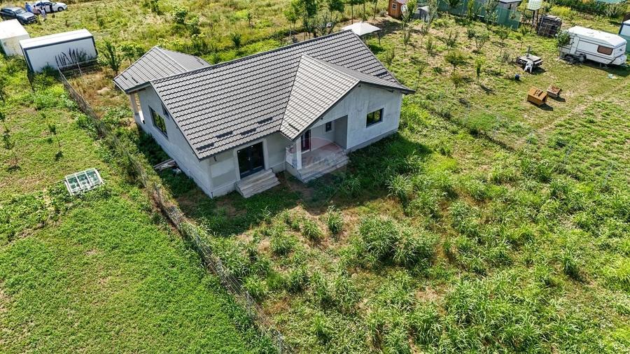 Casă individuală cu 4 camere cu Teren 1007 Mp în Sud
