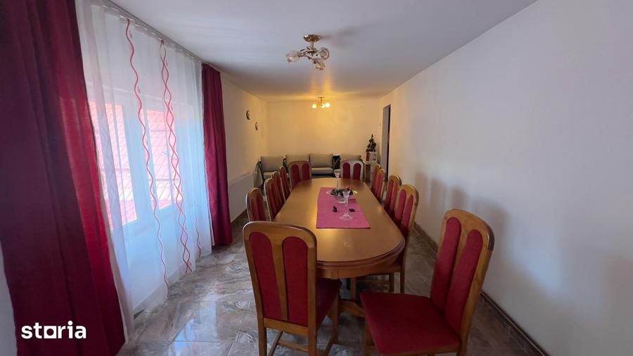 Casă cu 6 camere cu Teren 439 Mp în Petros