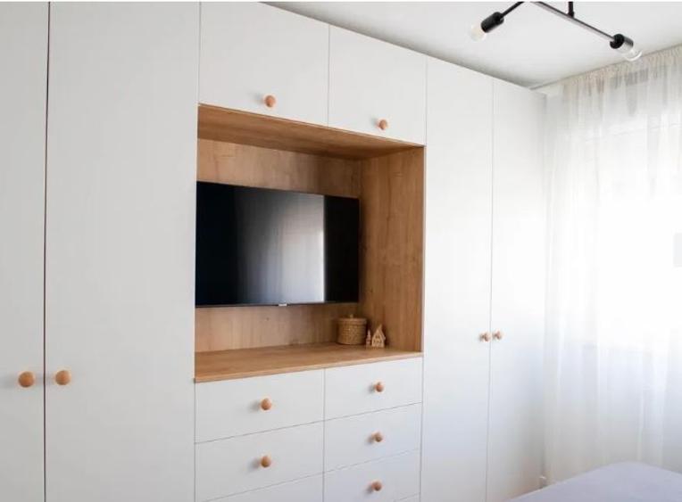 Apartament cu 2 camere decomandat, mobilat în P-ța Victoriei
