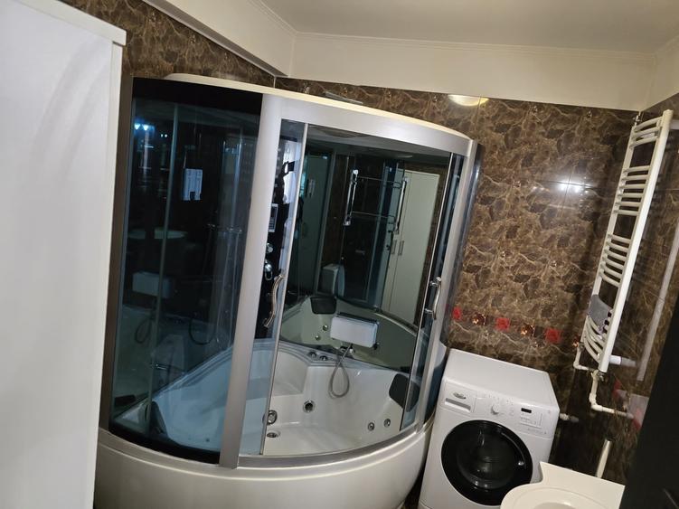 Apartament cu 3 camere decomandat în Roșu