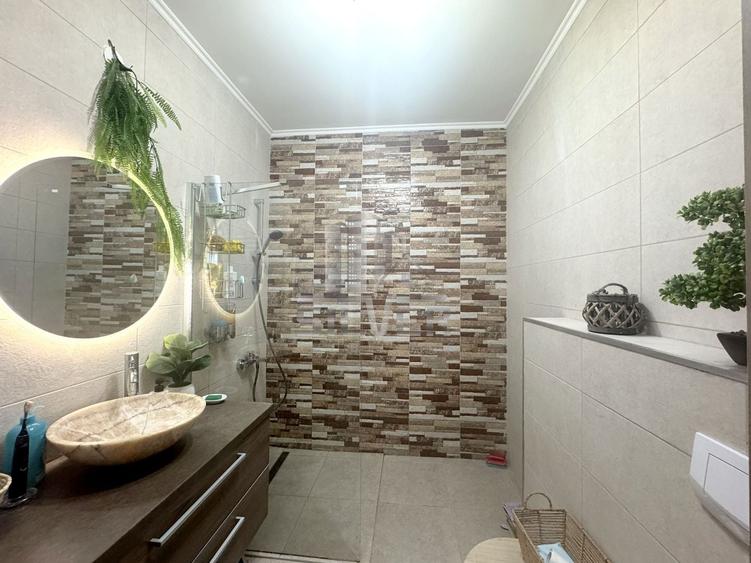 Apartament cu 3 camere semidecomandat, mobilat în Florești