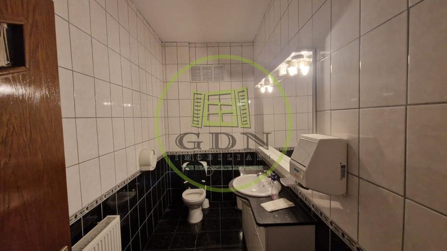Spațiu comercial, de 800 mp, în Rovine