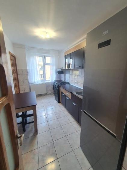 Apartament cu 3 camere decomandat, mobilat în Central