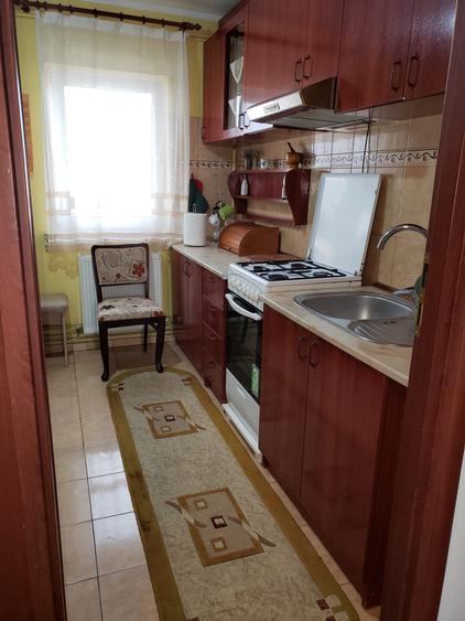 Apartament cu 3 camere decomandat, mobilat în Poarta 6