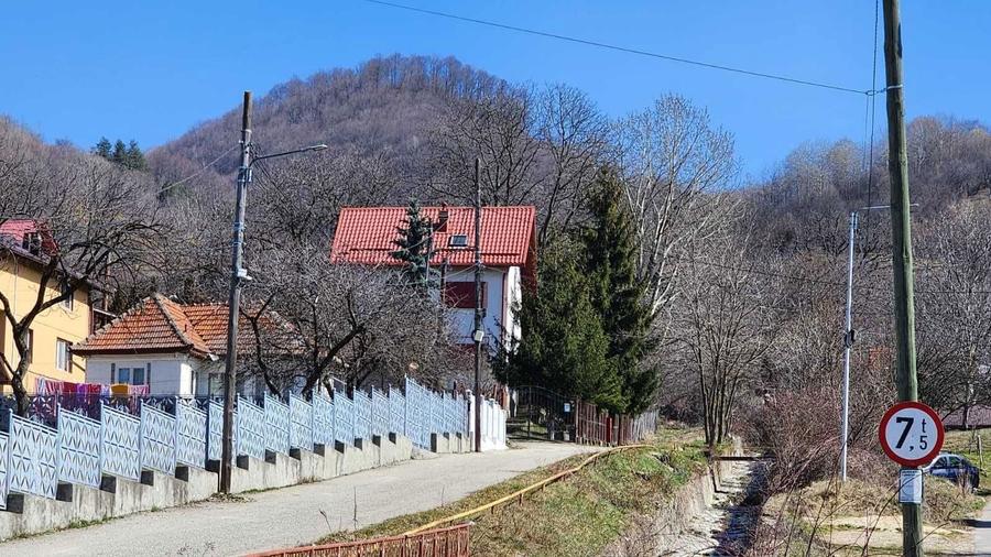 Casuta de la munte - se vinde casa + teren Moroeni, DB - 8