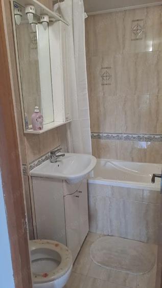 Inchiriez apartament 3 camere,micro 9,etaj 2 - 1