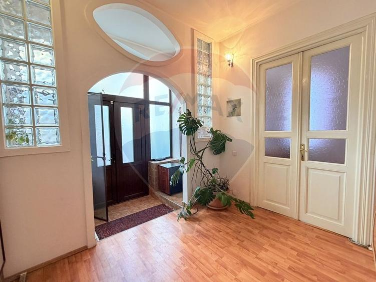 Casă cu 4 camere cu Teren 435 Mp în Central