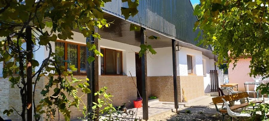 Vand casa cu trei camere 100 m2 in Buhusi, Bacau. - 2