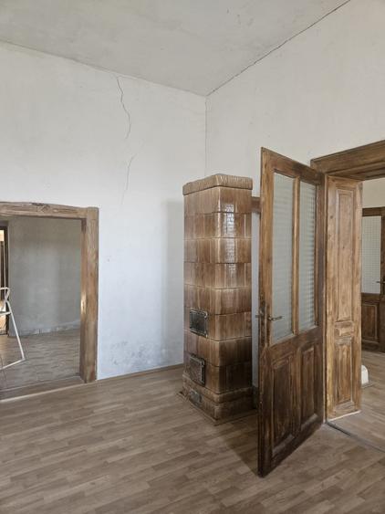 Casă cu 5 camere cu Teren 3453 Mp în Comloșu Mic