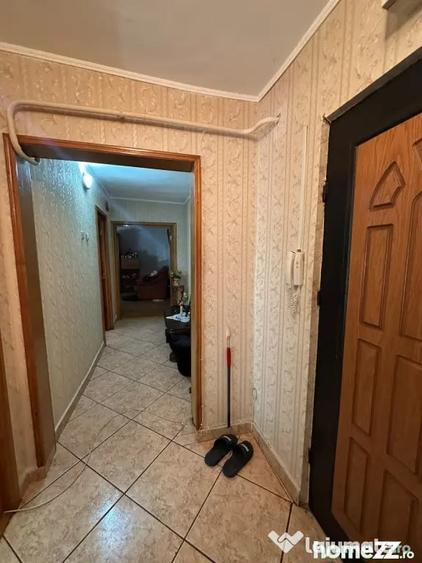Apartament cu 3 camere semidecomandat în Buzaului