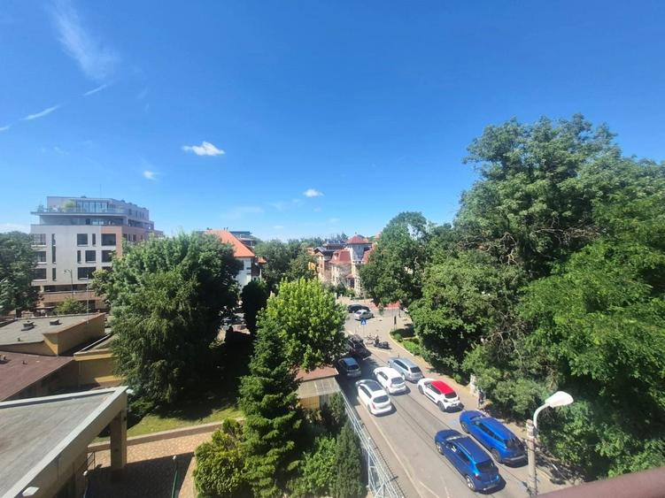 Apartament cu 5 camere decomandat în Kiseleff