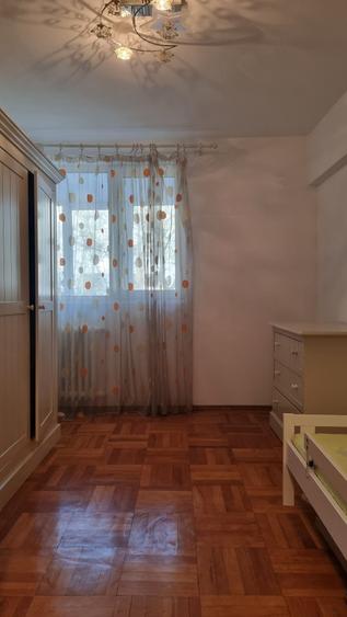 Apartament cu 3 camere decomandat în Roșu