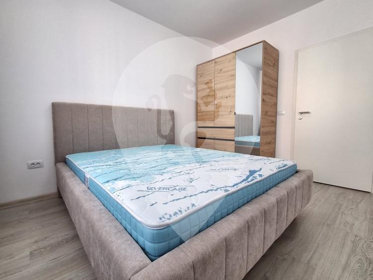 Apartament cu 3 camere decomandat în Tractorul