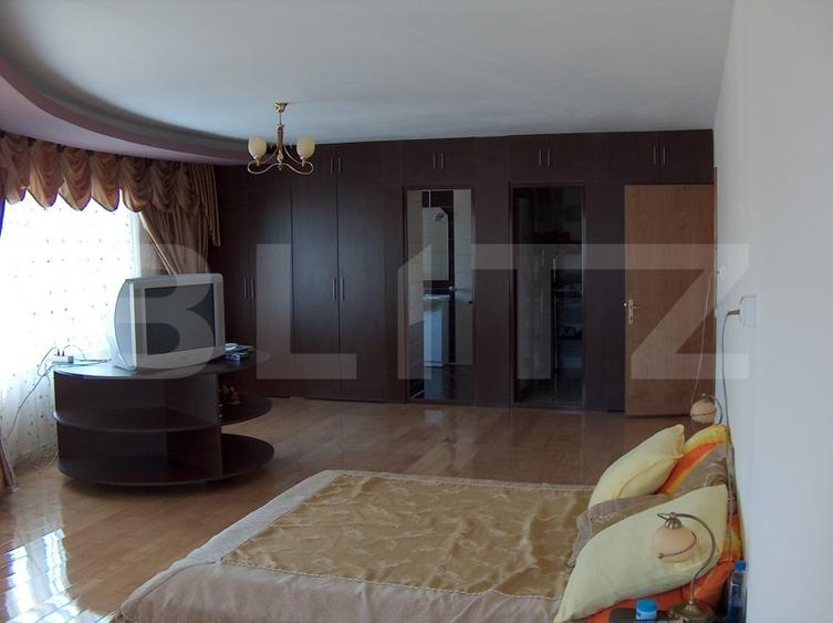Casă individuală cu 8 camere cu Piscina în Micro 1