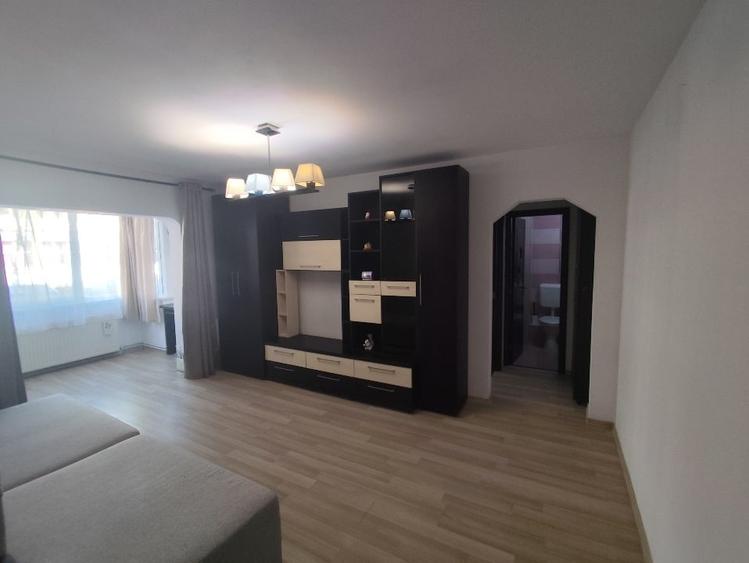 Apartament cu 3 camere semidecomandat, mobilat în Tractorul