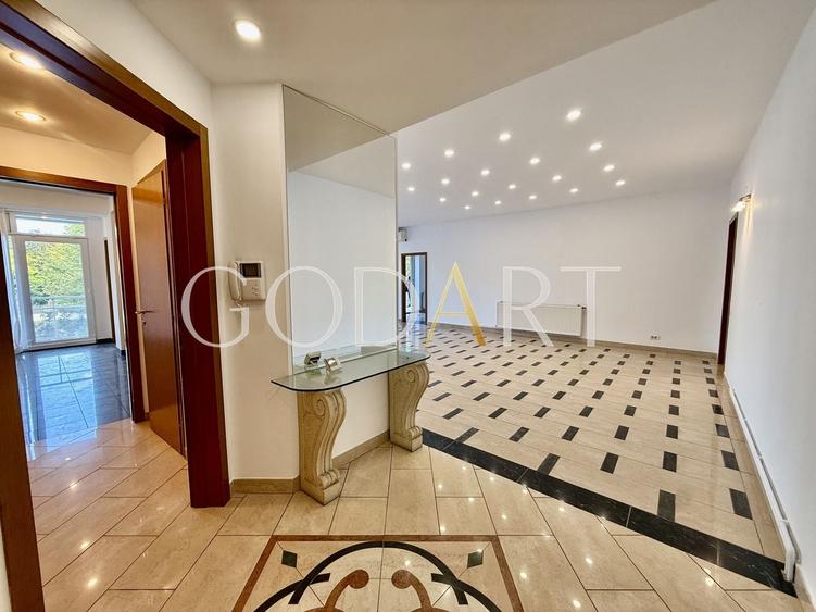 Apartament cu 5 camere semidecomandat în Primăverii