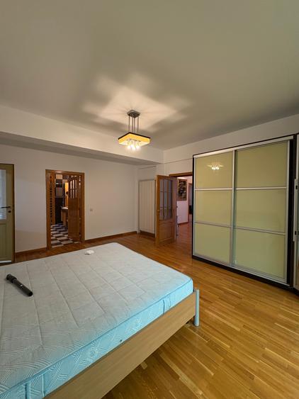 Casă cu 4 camere cu Garaj în Pipera