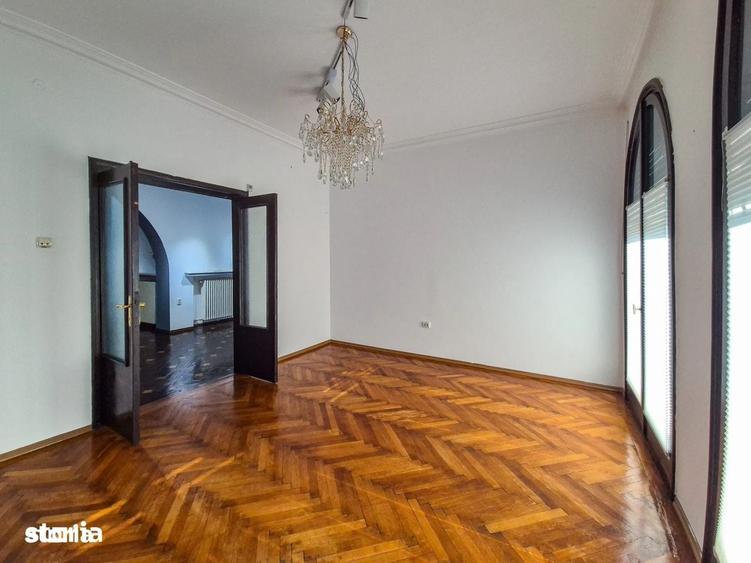 Apartament cu 4 camere decomandat în Romană