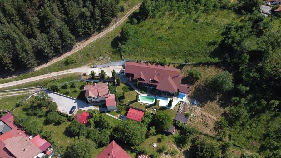 Pensiune in zona de munte-Baia de Fier - 1