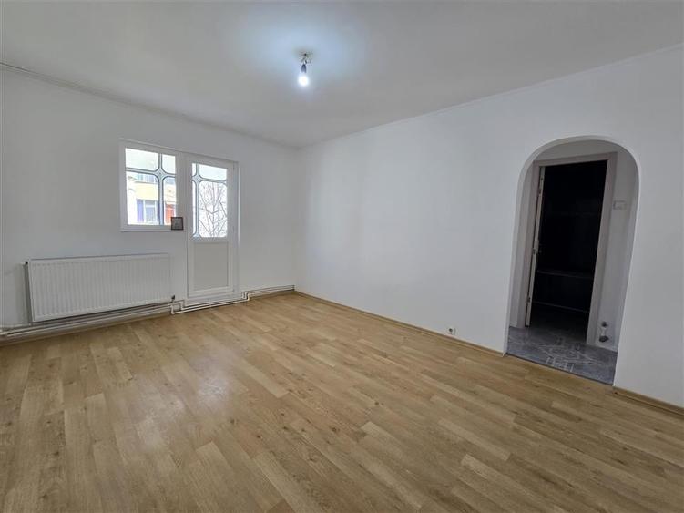 Etaj 2  - Alexandru Parcul Voievozilor , 2 camere , liber - 6