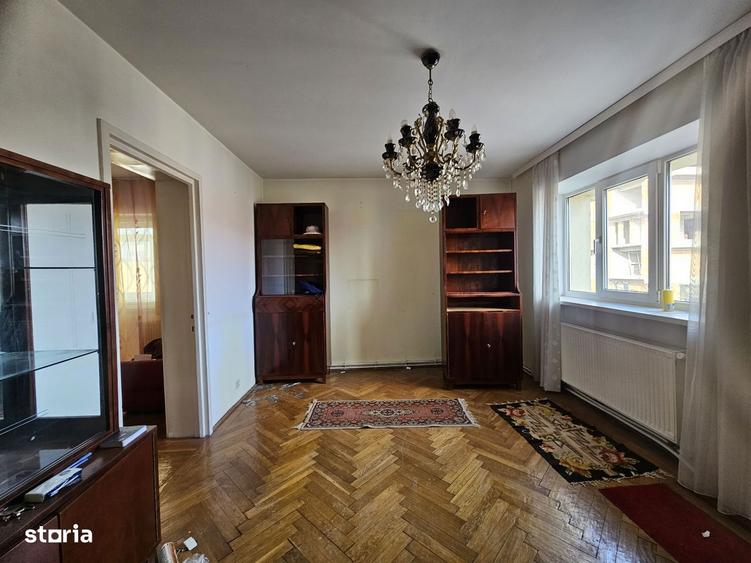 Central-Vand apartament cu 3 camere, balcon si boxa - 3