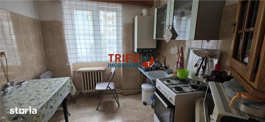 Apartament cu 3 camere semidecomandat în Cetate