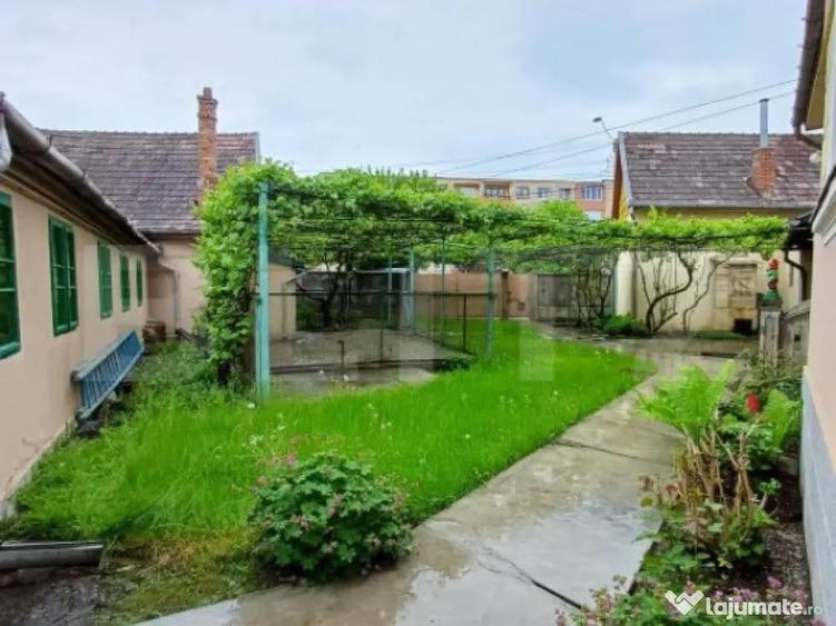 Casa renovabila cu 2 spatii comerciale, 416.6 mp, teren de 7 - 9