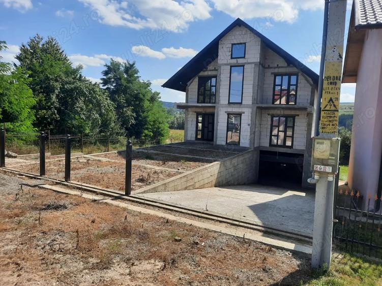 Casa in centrul comunei Preutesti, jud Suceava la 5 km de Falticeni! - 2