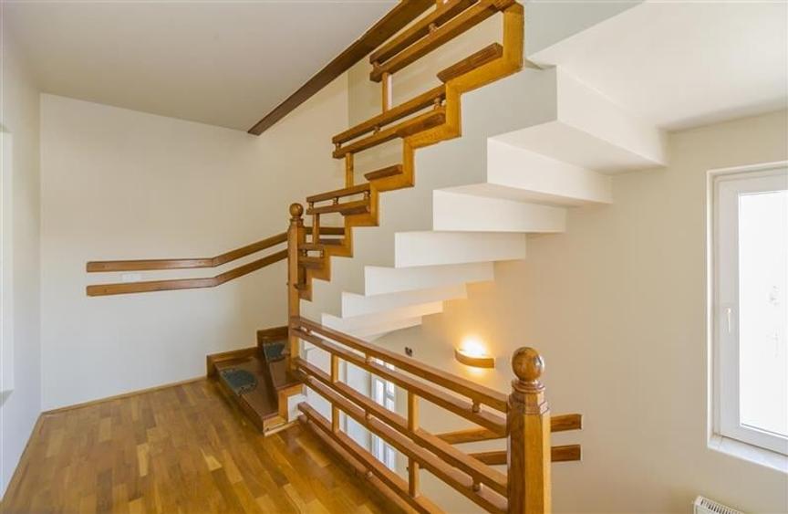 FILM ! Pe armonia a 1.100 mp teren/ gradina, Vila galanta,cu 3 apartamente disti - 24