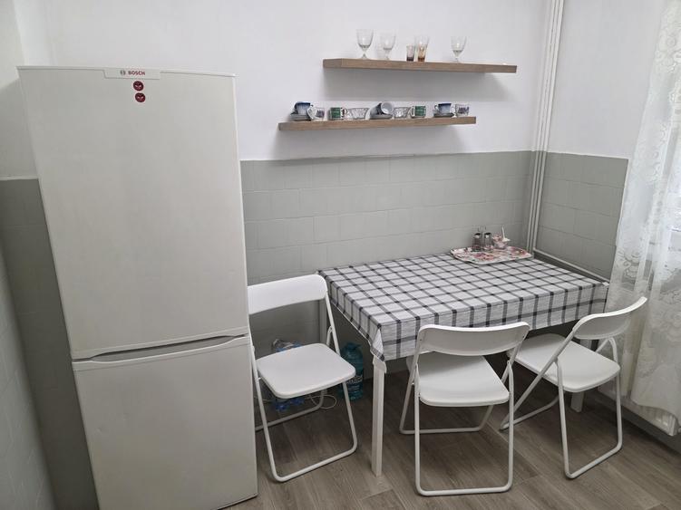 Inchiriez apartament 2 camere, decomandat, balcon, proaspat renovat, mobilat, utilat Arad, zona Aradul Nou vizavi de Gara, bloc reabilitat. - 5