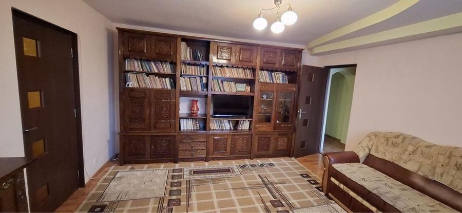 Apartament cu 3 camere semidecomandat în Central
