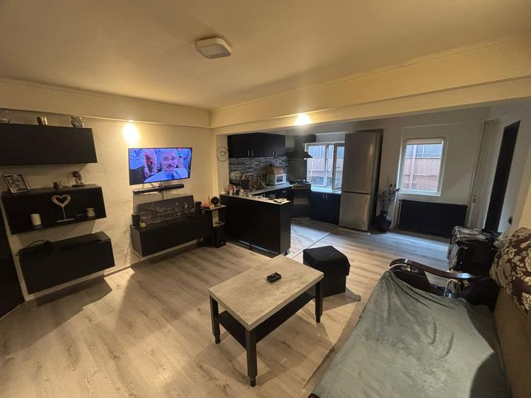 Casa de vanzare cu 4 camere (P+M) in zona Cartier 23 August-Hala Laminor - 1