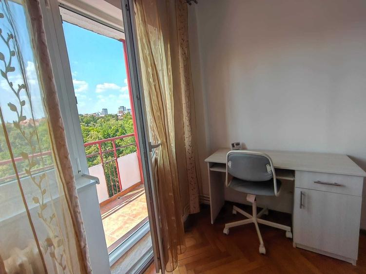 Apartament cu 3 camere decomandat în Complex Studențesc