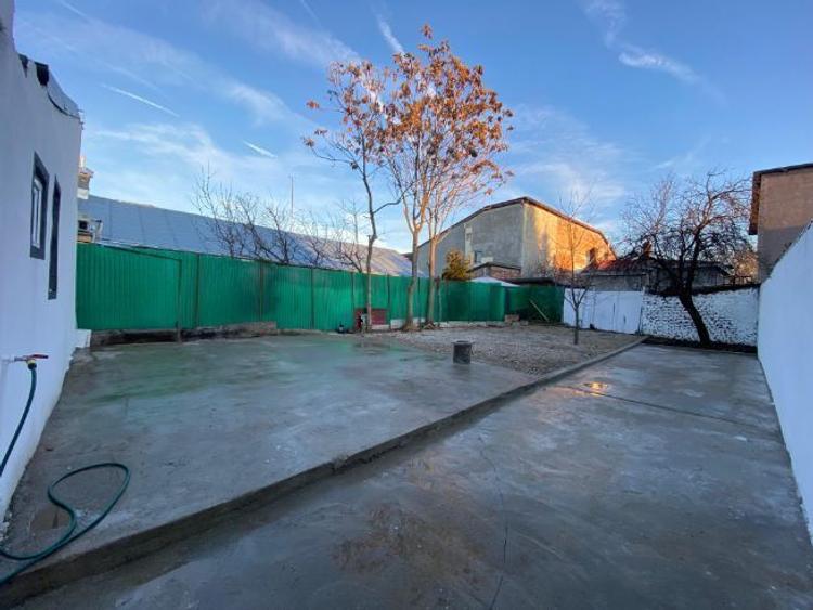 Casă la curte 260mp de vânzare Excelentă   Sălaj Bachus Sector 5  - 3