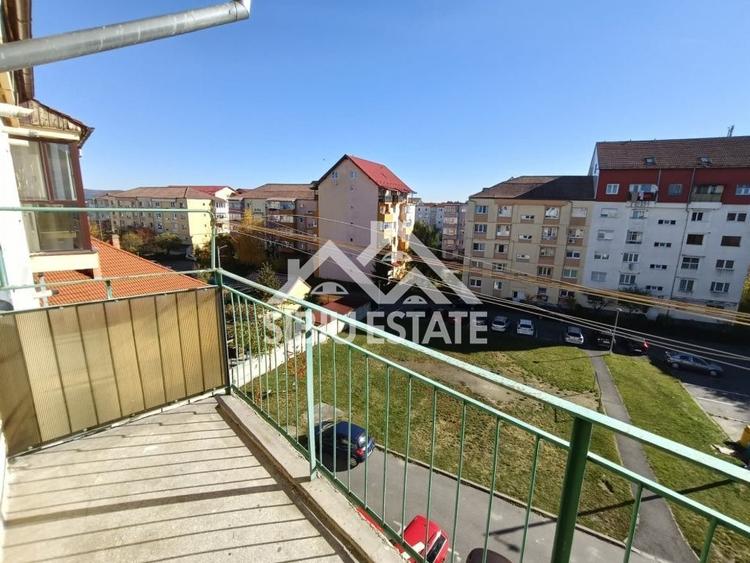 Apartament de vanzare cu 3 camere, decomandat -55 mp. balcon, pivnita - 14