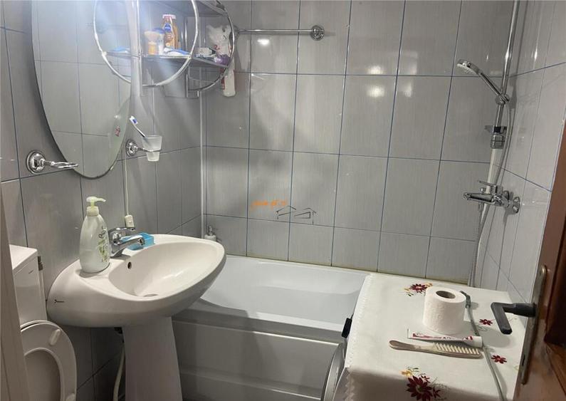 Apartament 3 camere , zona cartier Sud ,et 2/4 , decomandat - 8